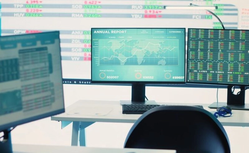 주식 시장의 차트와 데이터를 분석하는 모니터 화면