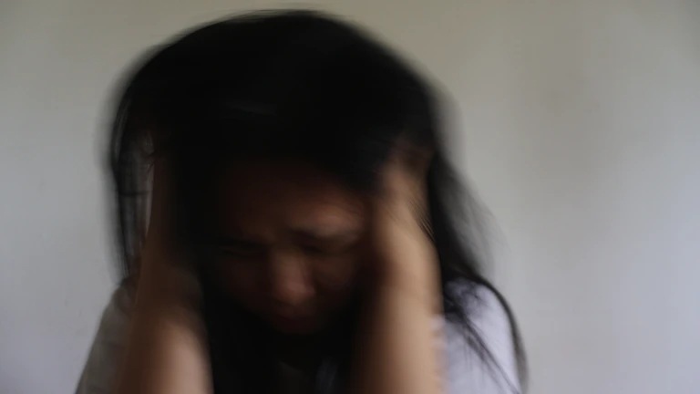 불법 추심 방지 법률 조언과 채무자 보호 1 불안해하는 사람