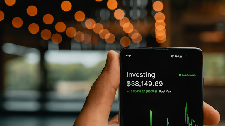 만족스러운 표정으로 노트북을 보고 있는 투자자