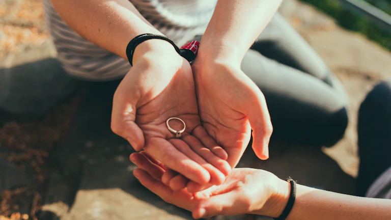 도움의 손길을 내미는 모습