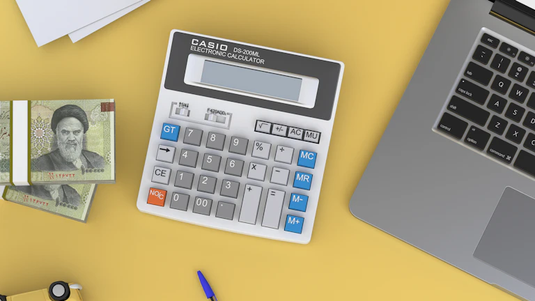 세금 계산서와 계산기가 놓여있는 책상