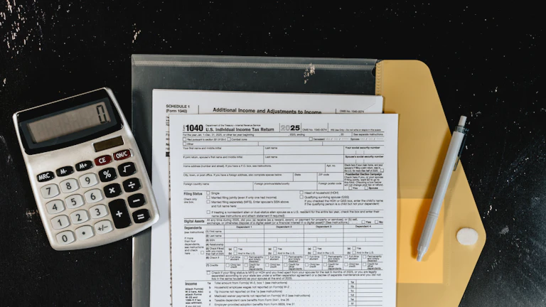 토큰증권 부동산 지분 투자 시 취득세 중과세 피하고 수익률 방어하는 2026년 절세 가이드 3 세금 서류와 계산기를 보여주는 이미지