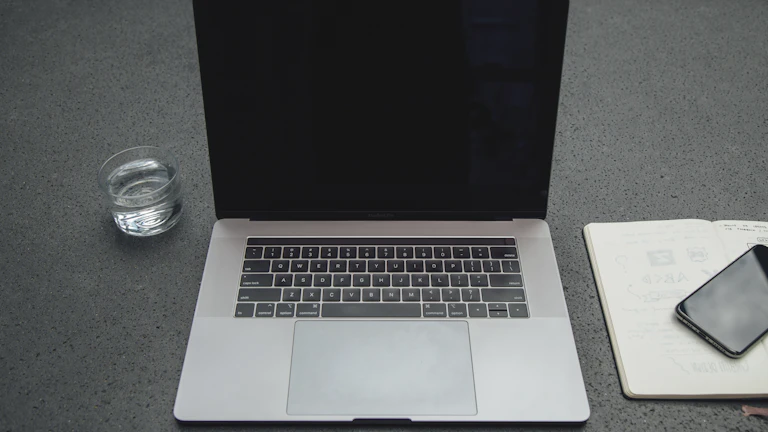 가상자산 절세로 수익 100% 지키는 법 2 세금 신고를 위해 서류를 정리하는 모습