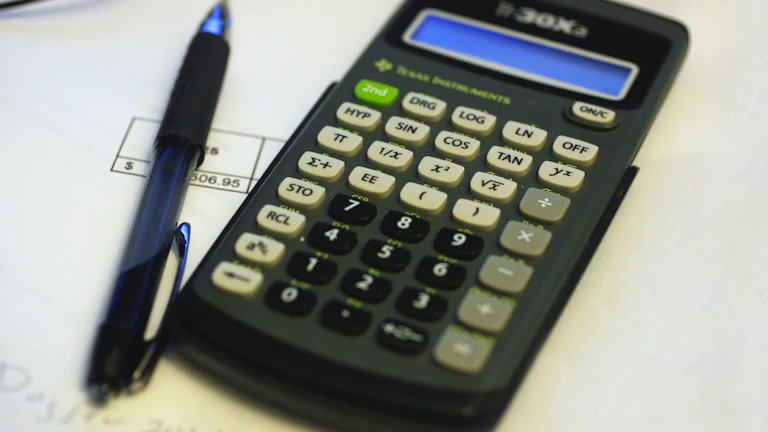 절세를 위해 정밀하게 계산기를 사용하는 모습