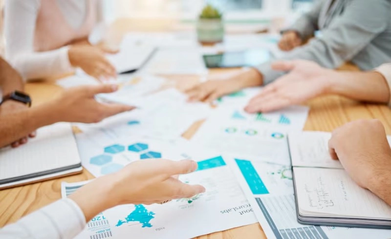 팀원들이 금융 전략을 논의하는 모습