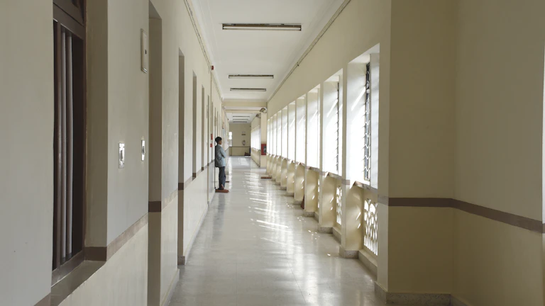 깊은 생각에 잠긴 남자