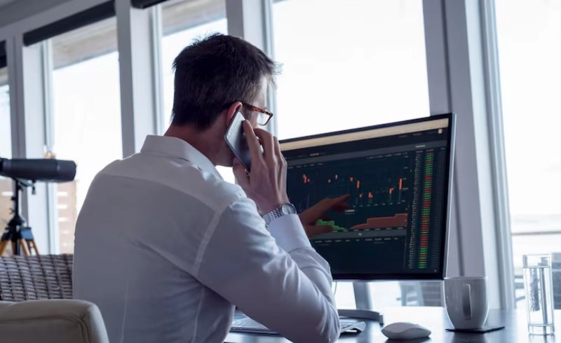 주식 물타기 계산기 활용법, 평단가 낮추고 탈출하는 필승 분할 매수 전략 5 차트를 보며 신중하게 생각하는 투자자