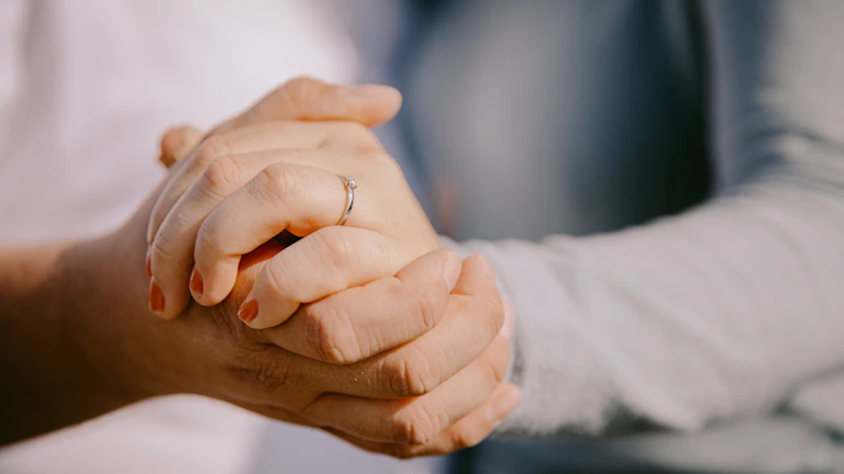 신뢰를 상징하는 악수 이미지