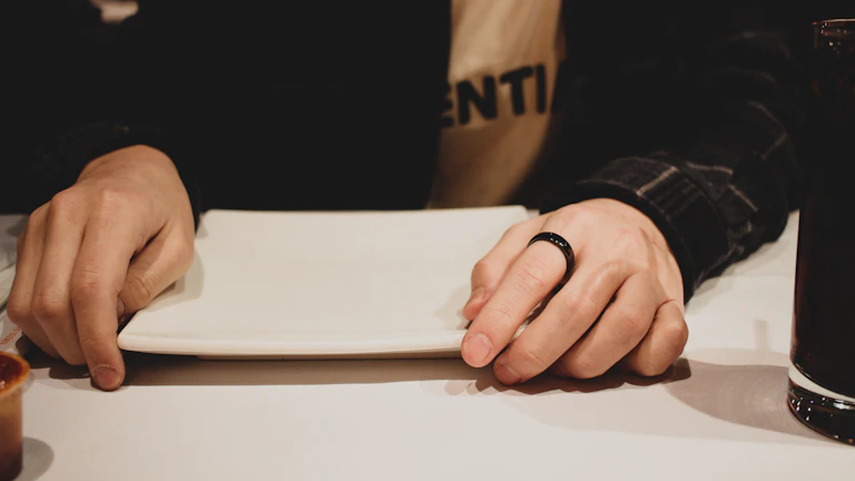 유언대용신탁 계약서에 서명하는 모습