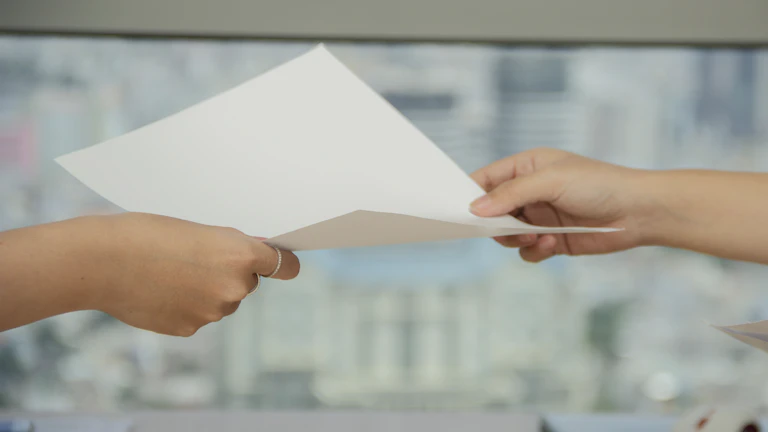 신탁 계약서에 서명하는 사람들