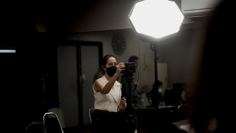 영상 스크립트를 작성하는 사람의 모습