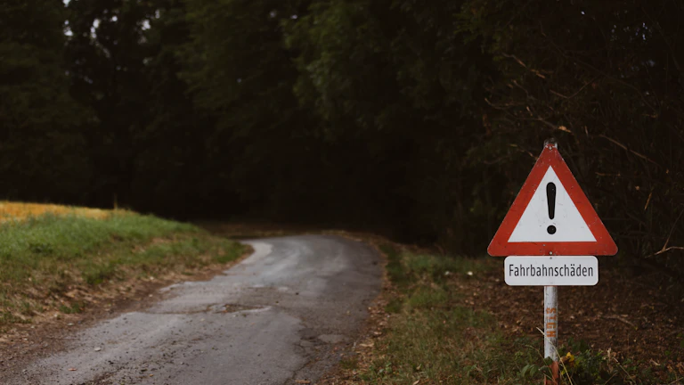 비과세 혜택받아 수익 극대화 4 경고 표지판