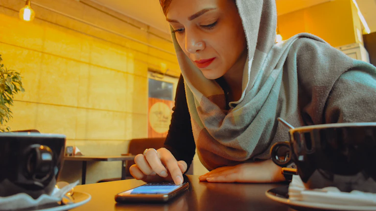 솔드아웃 판매 정산, 크림 수수료 혜택 완벽 비교 분석으로 현명한 리셀러 되기 3 노트북과 스마트폰으로 금융 정보를 확인하는 여성