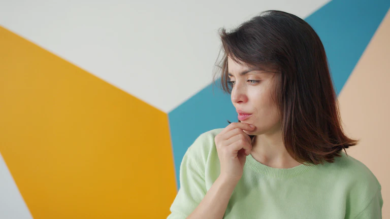 돈 문제로 고민하는 여성