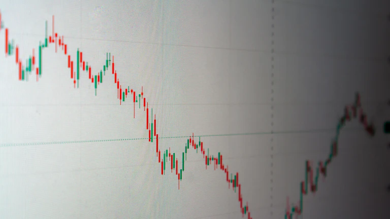 걱정스러운 표정으로 주식 차트를 보는 투자자