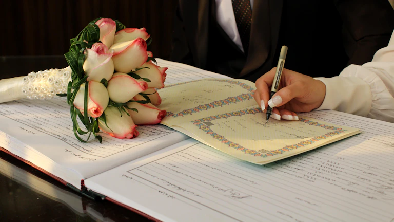 젊은 커플이 임대차 계약서에 서명하는 모습